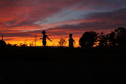 夕暮れの子どもイメージ